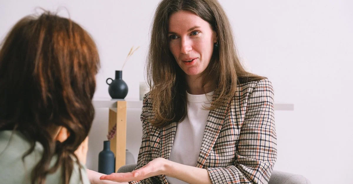 Deux femmes engagées dans une séance de thérapie professionnelle à l'intérieur.