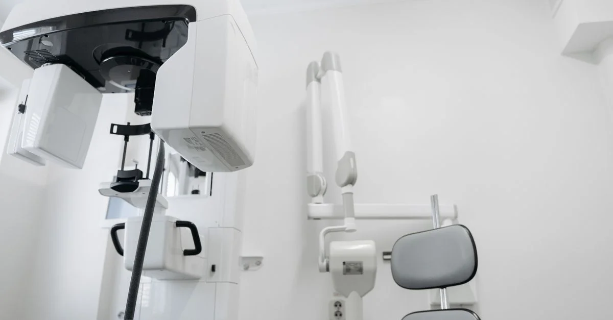 Équipement d'imagerie dentaire haute technologie dans un cabinet propre et blanc.