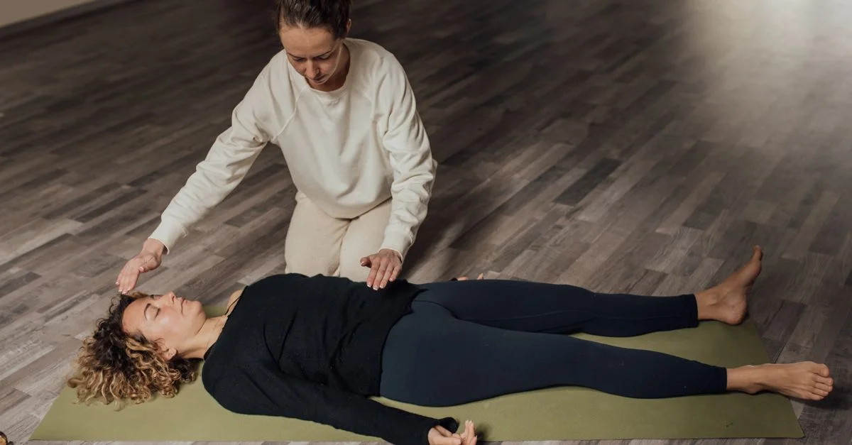 Deux femmes engagées dans une séance de méditation sereine et de pratique de guérison à l'intérieur.