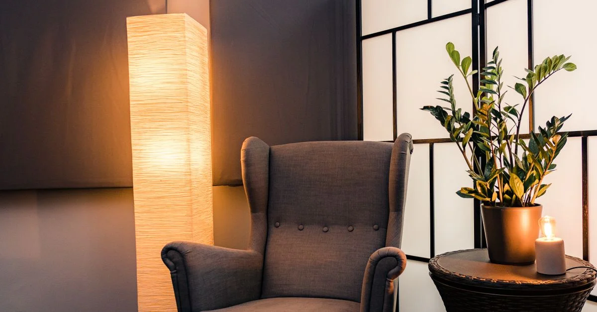 Fauteuil invitant avec lampadaire lumineux dans un cadre intérieur élégant à Budapest.